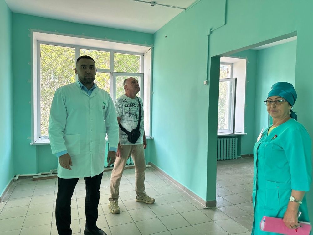 Главный врач ознакомился с ходом ремонтных работ в психиатрическом отделении