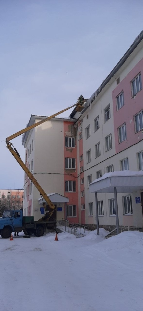Безопасность пациентов - наш приоритет: в Мелеузовской ЦРБ усилены работы по уборке кровли