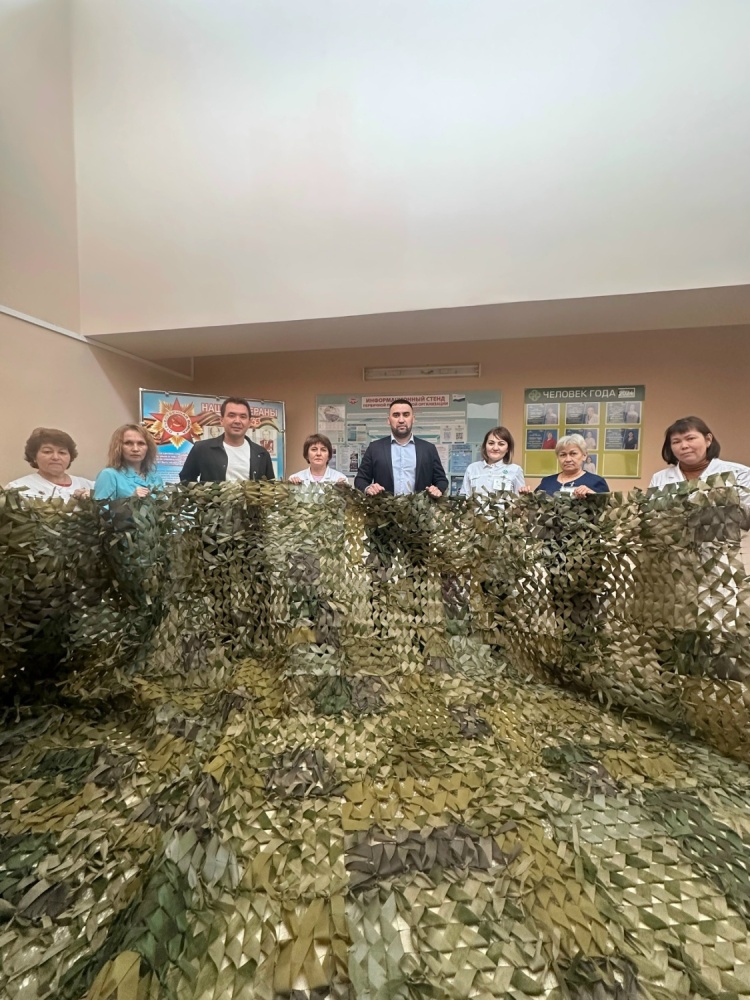 Сотрудники детской поликлиники сплели маскировочную сеть для наших бойцов