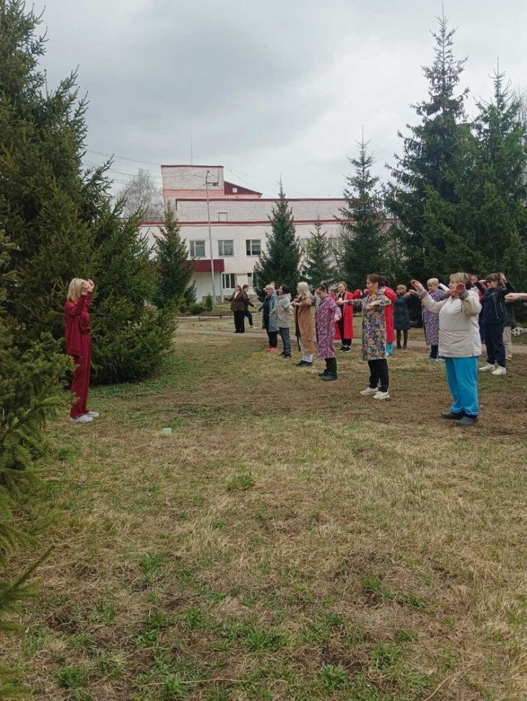 Сотрудники Мелеузовской больницы приняли участие во Всероссийской акции "PROфилактика" и провели зарядку