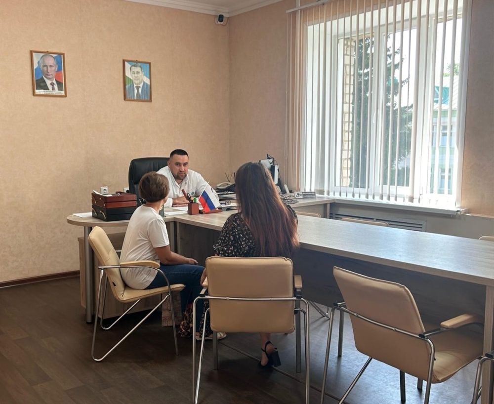 Сегодня главный врач Мелеузовской больницы Ильмир Ильдарович Кутлугужин провёл личный приём граждан